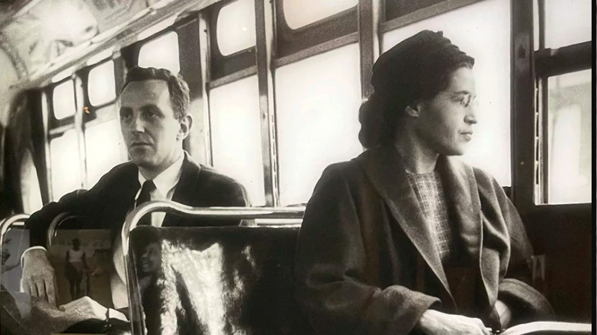 Rosa Parks assise près de la fenêtre dans un bus de Montgomery, aux côtés d’un passager blanc