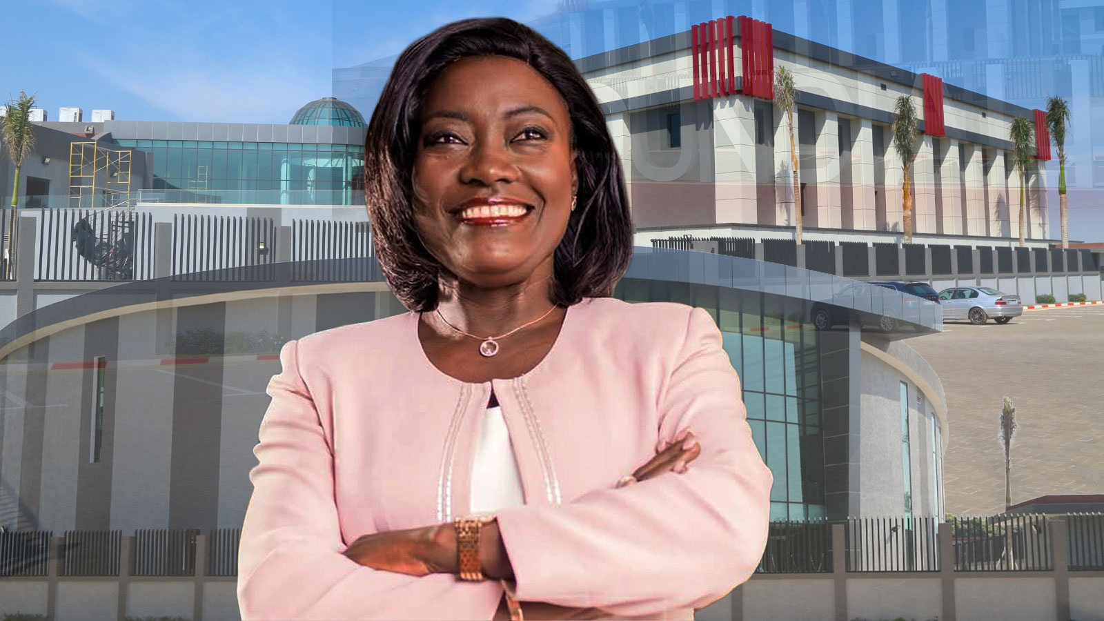 Mariatou Koné devant le Palais de la Culture de Boundiali en Côte d’Ivoire lors du Djéguélé Festival